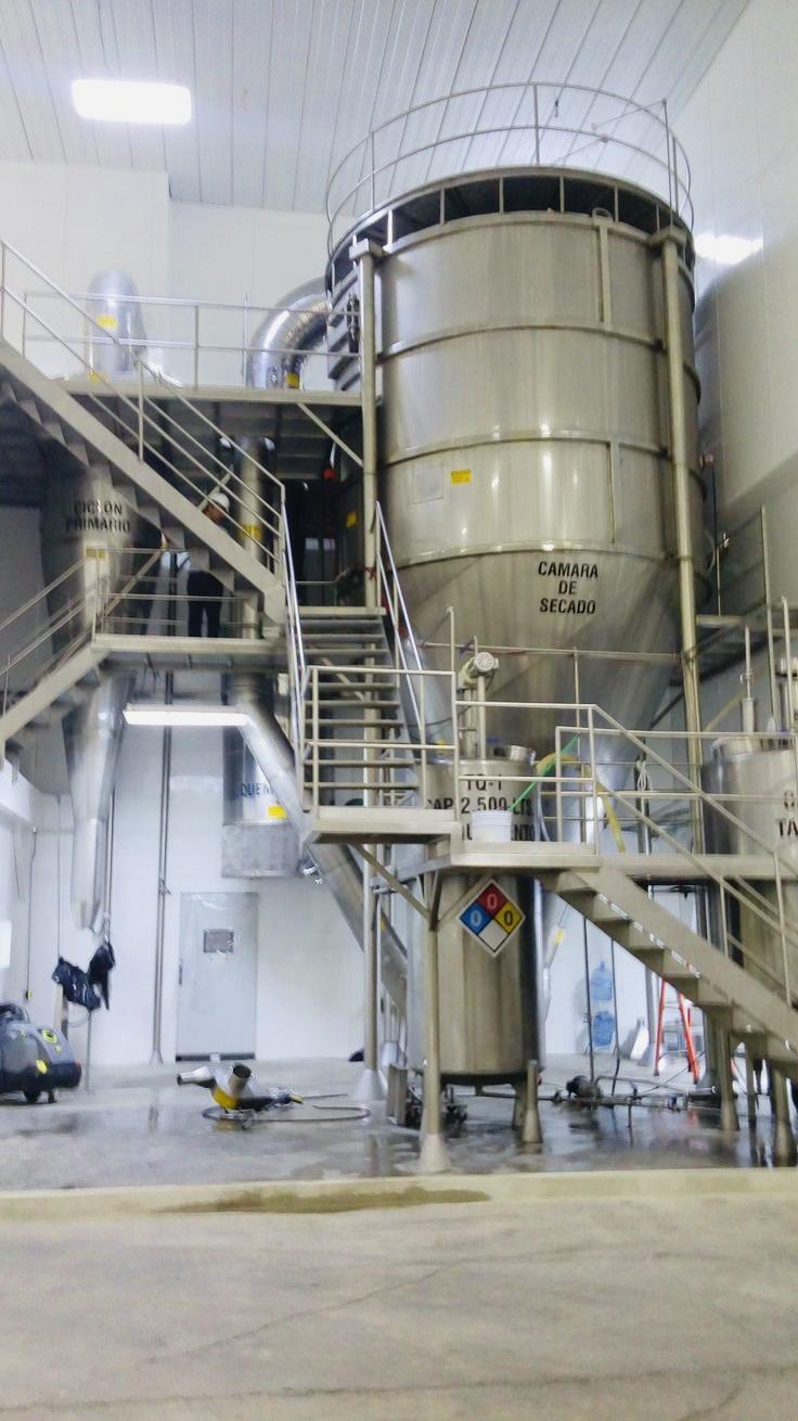 Processing plant with platforms and vessels